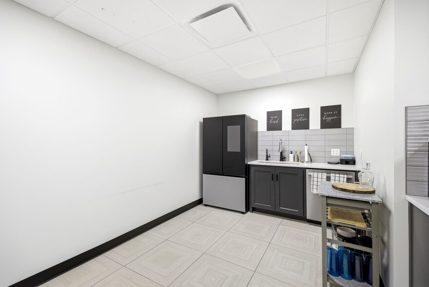 More Photos Of 326 SE Douglas St, Lees Summit Office For Sale
