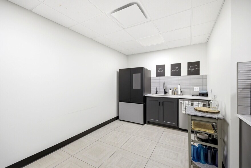 More Photos Of 326 SE Douglas St, Lees Summit Office For Sale