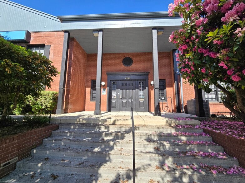 More Photos Of 7525 N Richmond Ave, Portland Religious Facility For Sale