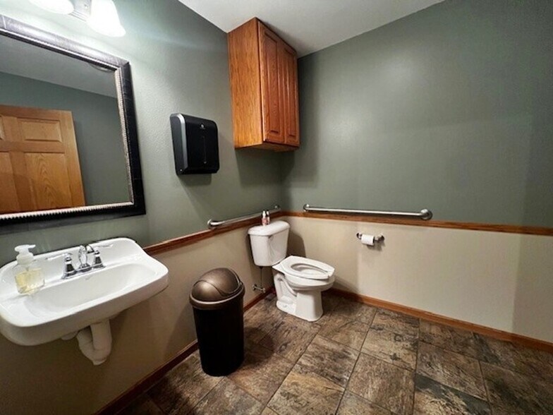 More Photos Of 208 W Cedar St, Spencer Flex For Lease