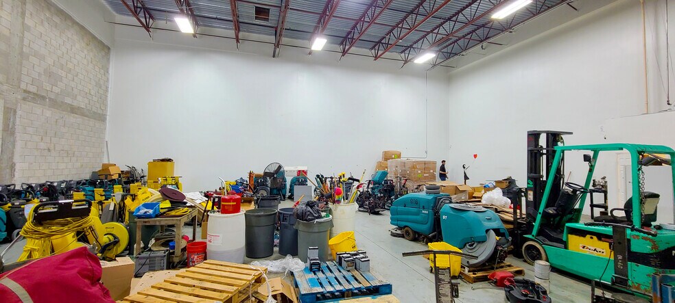More Photos Of 5501-5553 N Nob Hill Rd, Sunrise Light Distribution For Lease