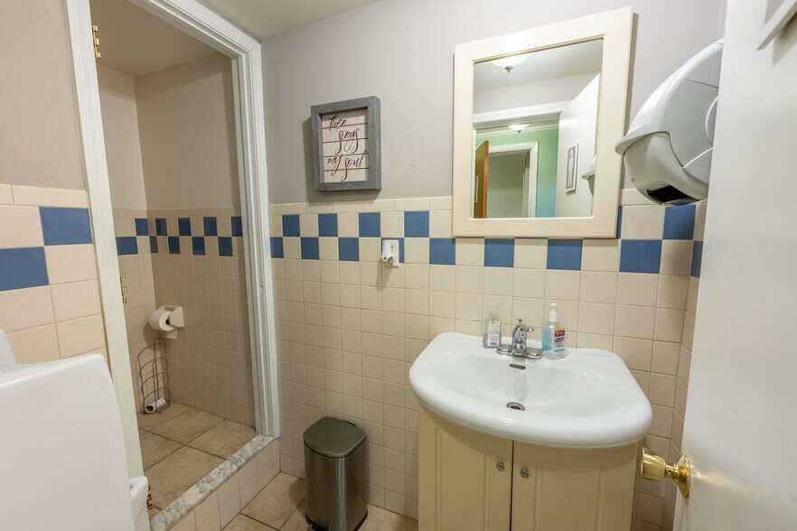 More Photos Of 927 Broadway, Fountain Hill Religious Facility For Sale