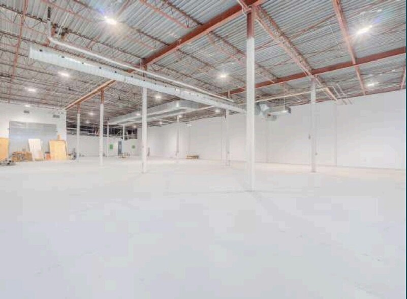More Photos Of 5655 Rue de Marseille, Montréal Light Distribution For Lease