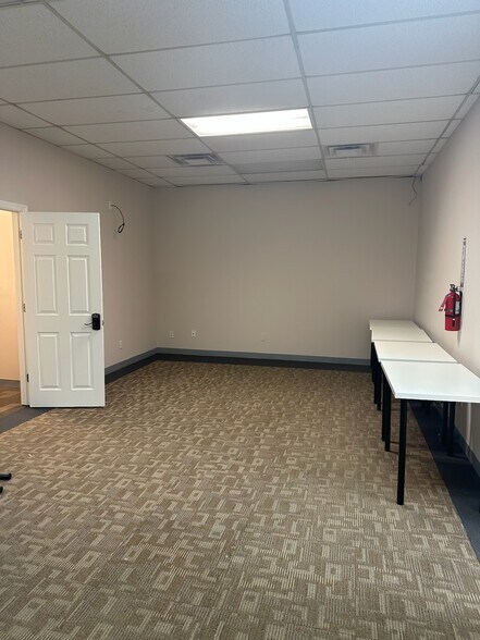 More Photos Of 498 Inman Ave, Colonia Office For Lease