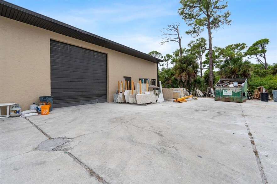 More Photos Of 1434 Market Cir, Port Charlotte Warehouse For Sale