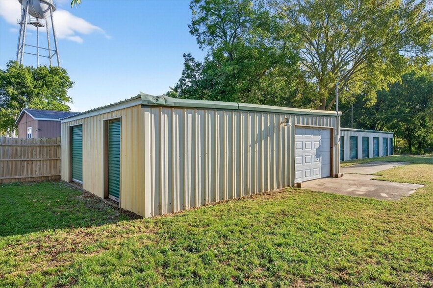 More Photos Of 104 S Commercial St, Bells Self Storage For Sale