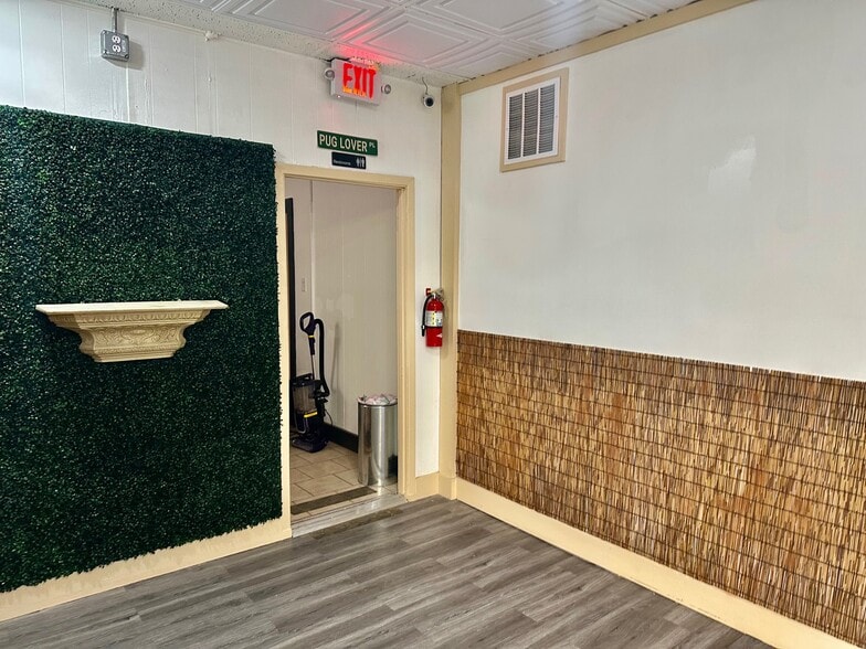 More Photos Of 211 E Court St, Seguin Storefront Retail Office For Lease