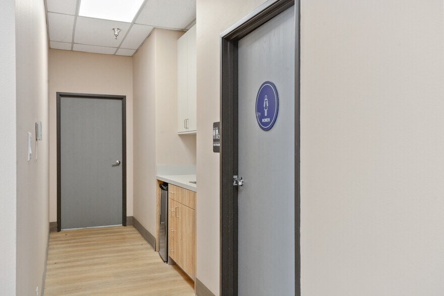 More Photos Of 2296 N Batavia St, Orange Warehouse For Sale