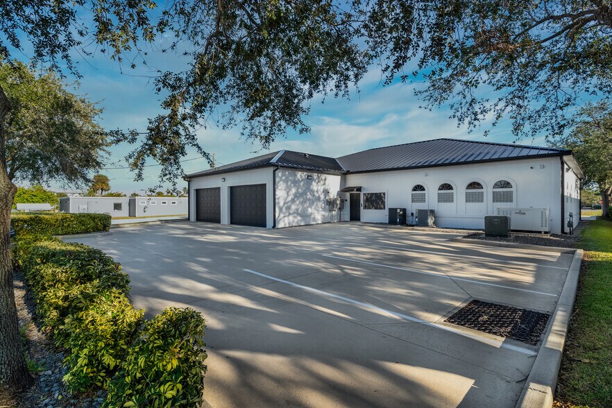 More Photos Of 223 N Causeway, New Smyrna Beach Medical For Sale