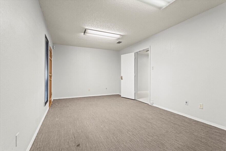 More Photos Of 8008 Slide Rd, Lubbock Office For Sale