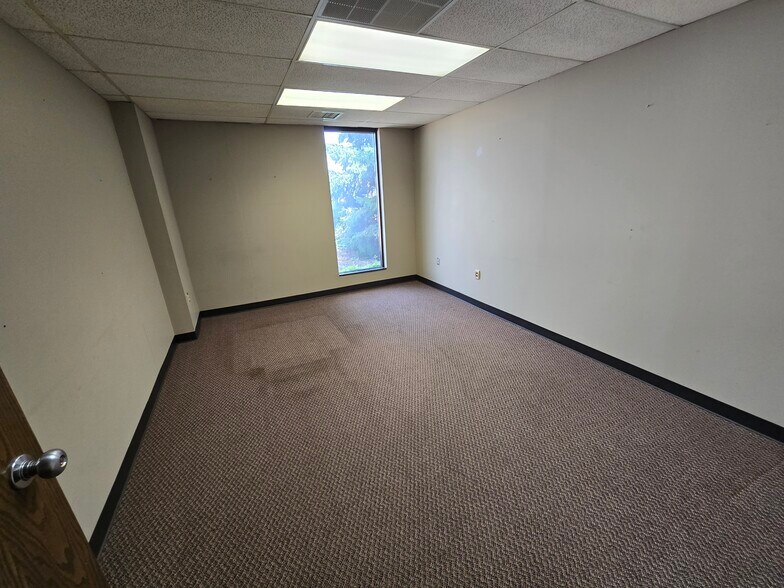 More Photos Of 1600 E Benson Rd, Sioux Falls Office For Sale
