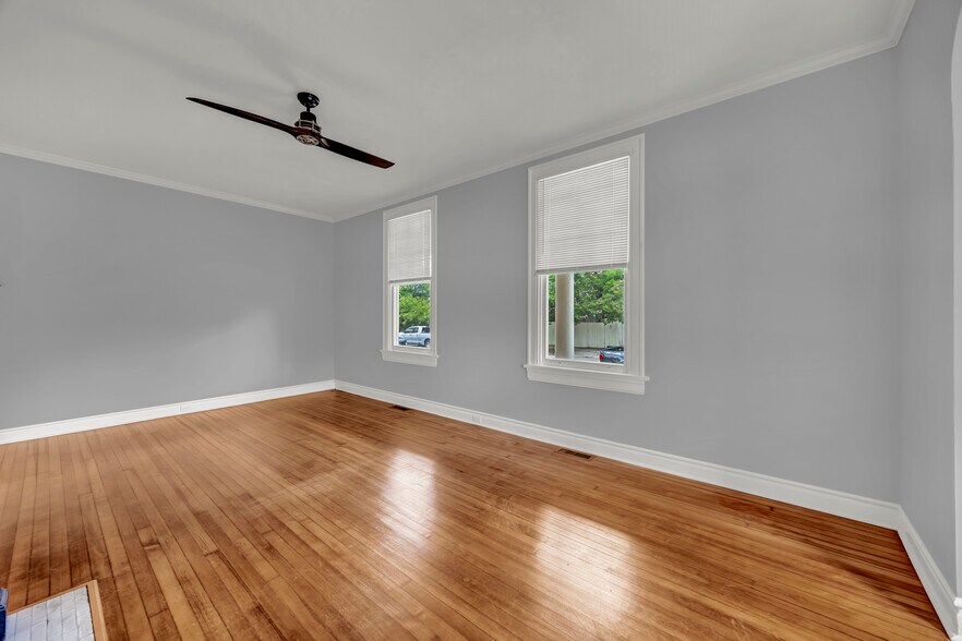 More Photos Of 8 S 7th St, Wilmington Office For Sale