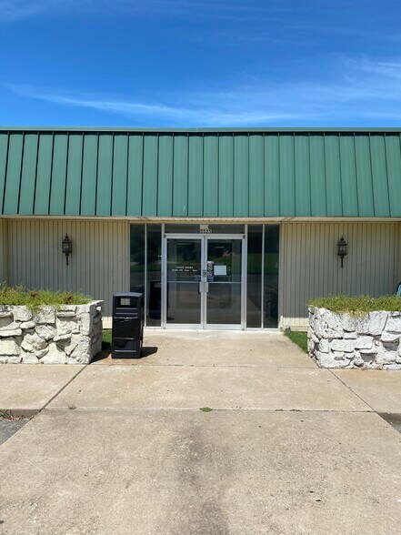 More Photos Of 5525 E 51st St, Tulsa Office For Lease
