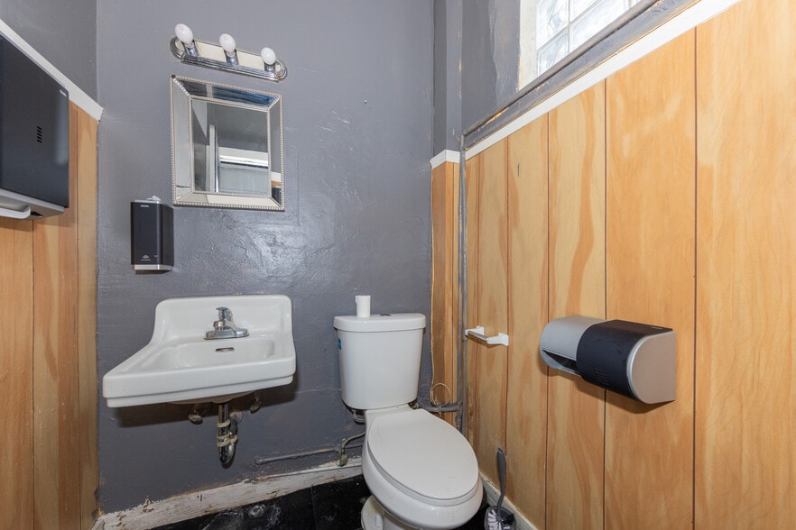 More Photos Of 2078-2080 S Taylor Rd, Cleveland Storefront For Sale