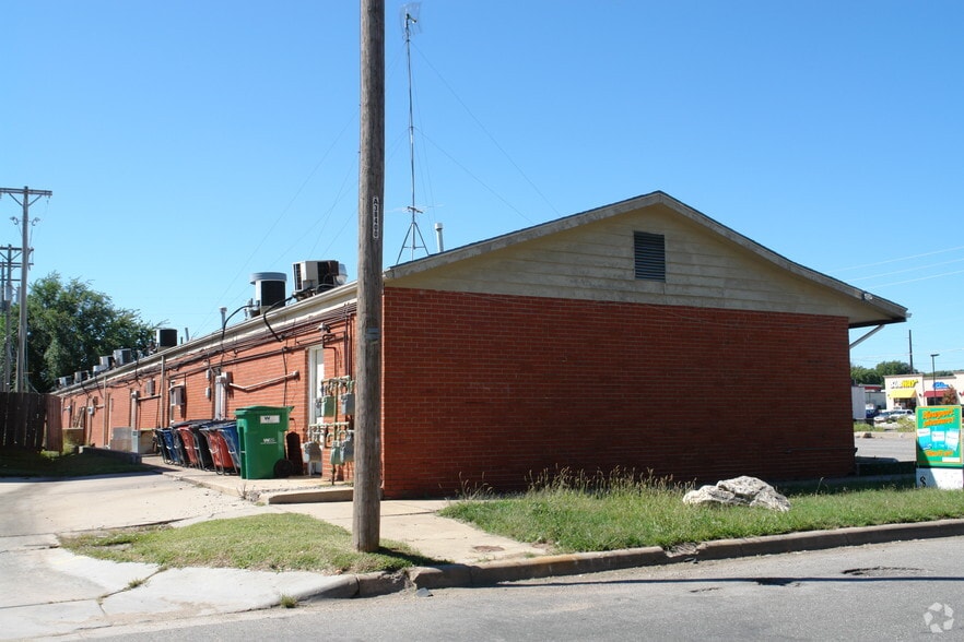 More Photos Of 2417-25 S Glendale St, Wichita Freestanding For Lease
