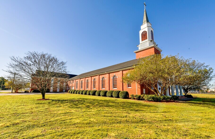 More Photos Of 3901 Raeford Rd, Fayetteville Religious Facility For Lease