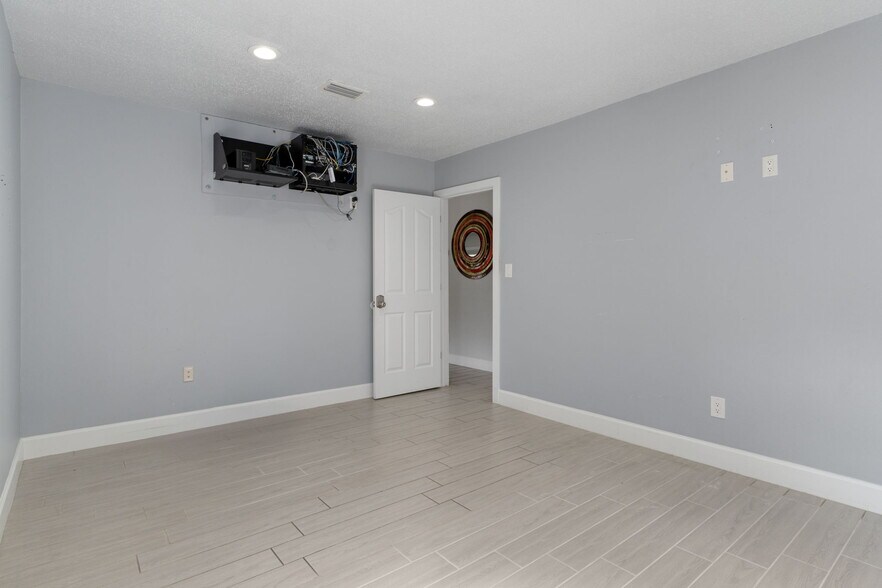 More Photos Of 17110 Gunn Hwy, Odessa Loft Creative Space For Sale