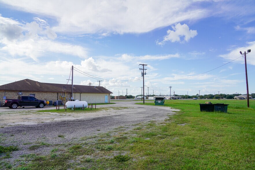 More Photos Of 1006 West Loop, El Campo Restaurant For Sale