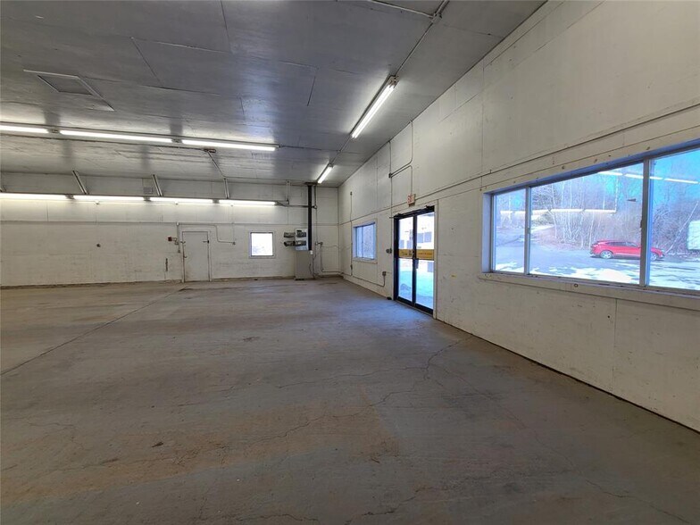 More Photos Of 4547 State Route 52, Jeffersonville Auto Repair For Sale