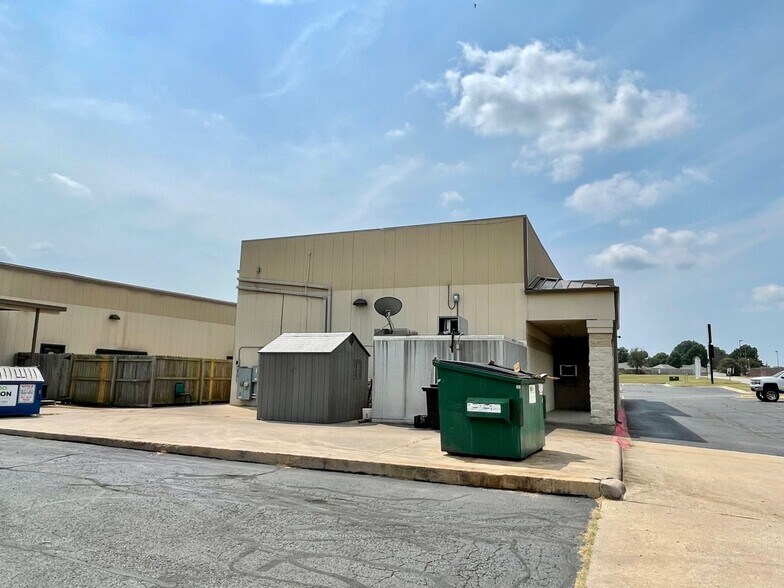 More Photos Of 120 Southwinds Rd, Farmington Restaurant For Sale
