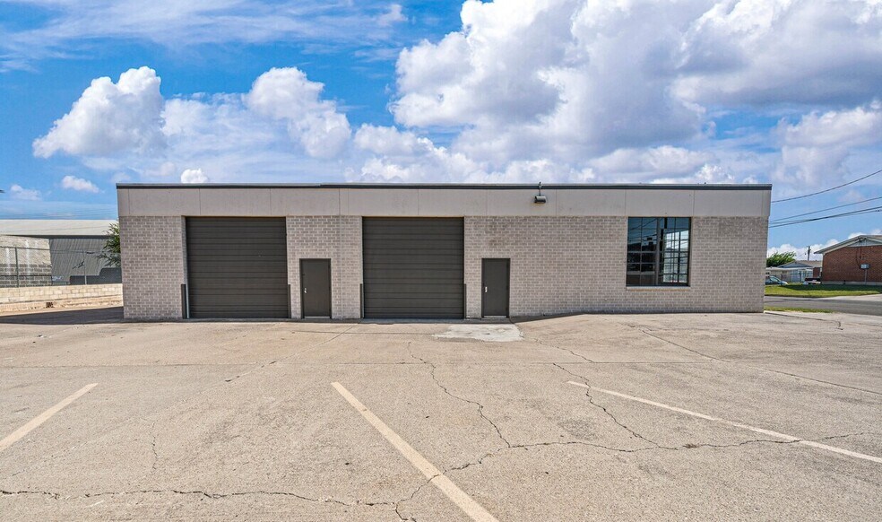 More Photos Of 657 Ruby Ave, Waco Showroom For Lease