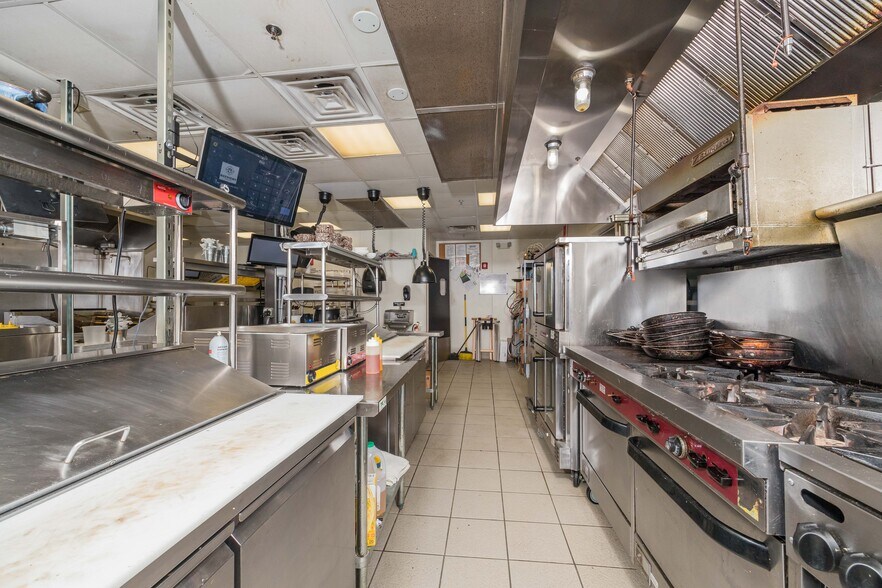 More Photos Of 831 N 1st St, Jacksonville Beach General Retail For Sale