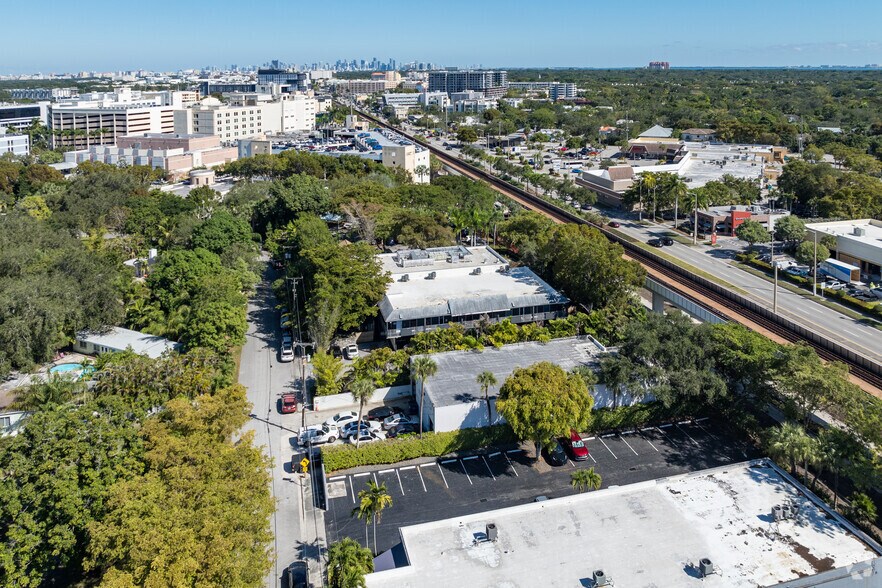 More Photos Of 6330 Manor Ln, South Miami Office For Lease