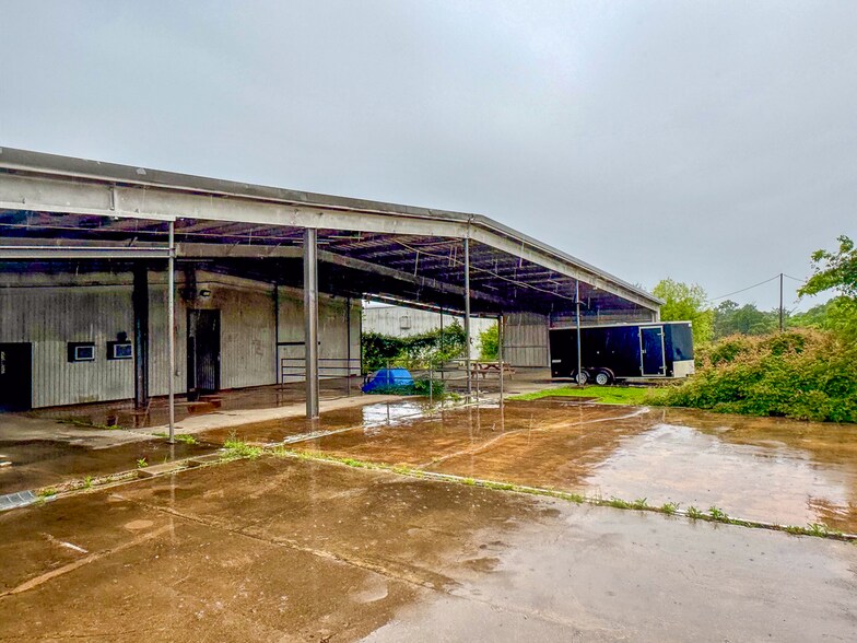 More Photos Of 300 W School St, Madisonville Light Distribution For Sale