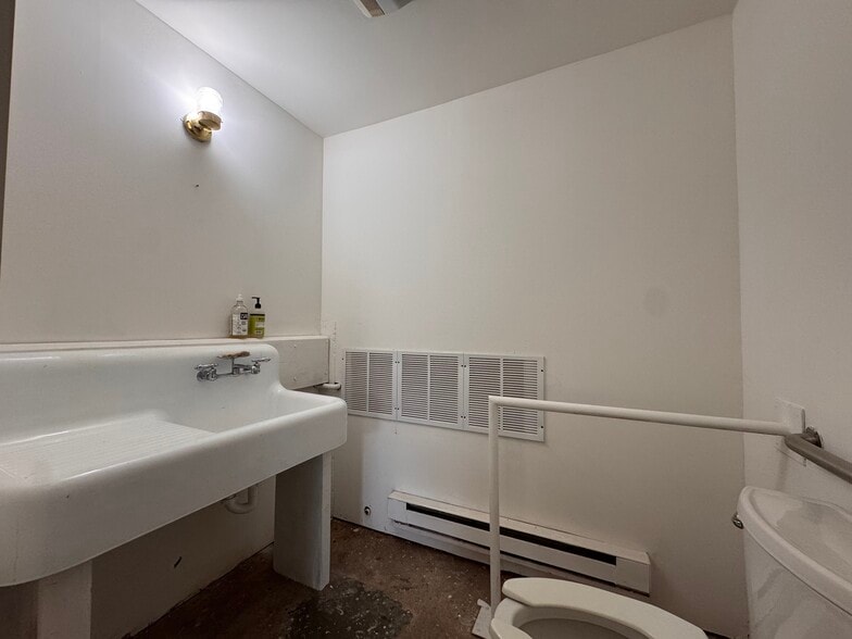 More Photos Of 9 Hanna Ln, Beacon Warehouse For Lease