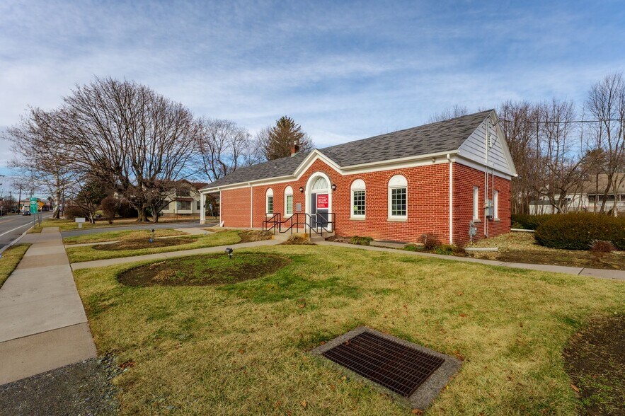 Primary Photo Of 709 New Brunswick Ave, Phillipsburg Bank For Lease
