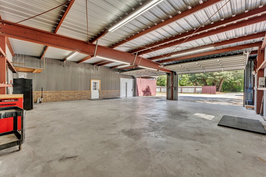 More Photos Of 201 W 9th St, Burnet Warehouse For Sale