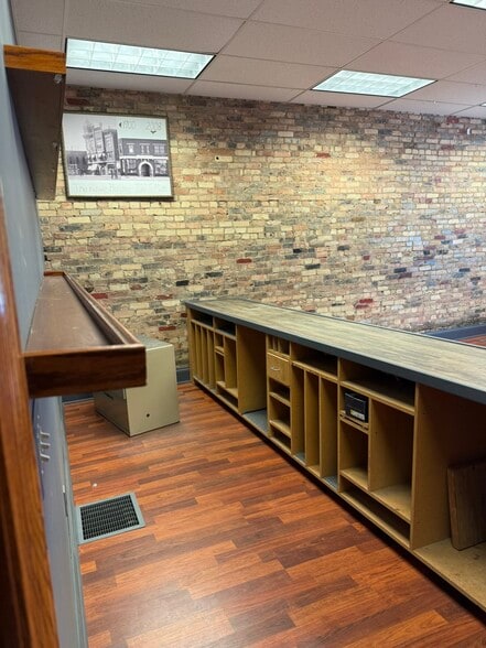 More Photos Of 700 S Main St, Elkhart Storefront Retail Residential For Lease