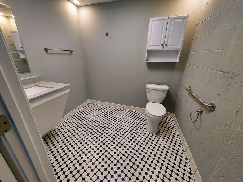 More Photos Of 7836 Oberlin Rd, Elyria Warehouse For Lease