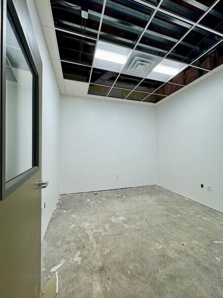 More Photos Of 5700 Eastside Parkway Dr, Gas City Light Distribution For Lease