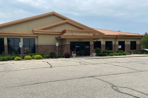 Primary Photo Of 2021 N Casaloma Dr, Appleton Office For Lease