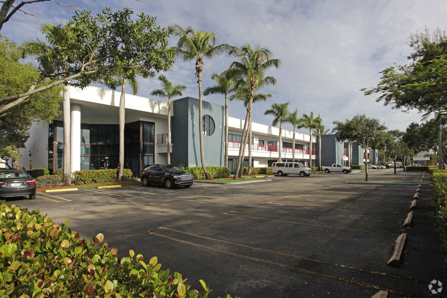 Primary Photo Of 2939-2999 N Powerline Rd, Pompano Beach Showroom For Lease