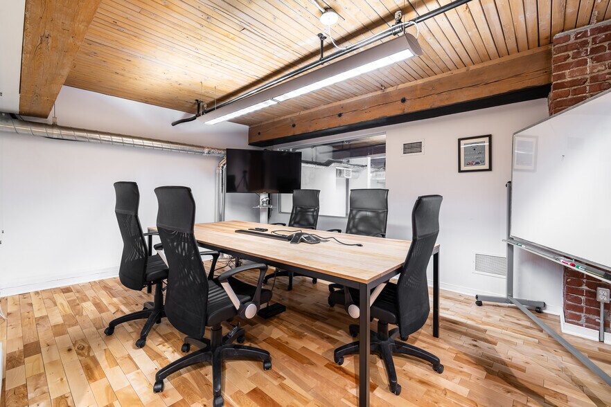 Primary Photo Of 387 Rue Saint-Paul O, Montréal Office For Sale