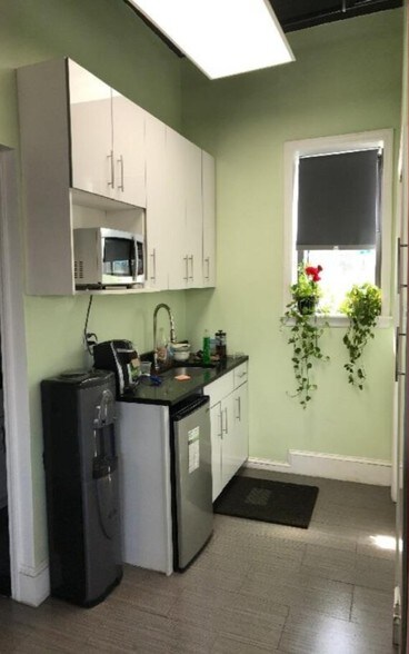 More Photos Of 110 Jericho Tpke, New Hyde Park Showroom For Lease