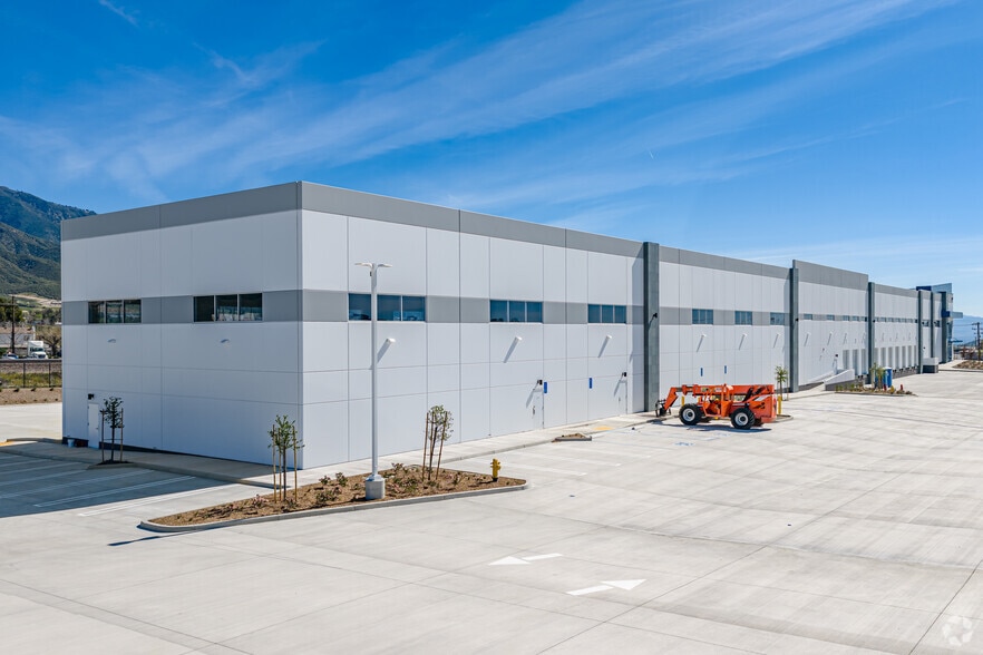 More Photos Of 19472 Cajon Blvd, San Bernardino Distribution For Lease