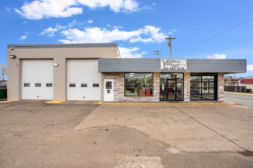 Primary Photo Of 309 1st Ave E, Cambridge Auto Dealership For Sale