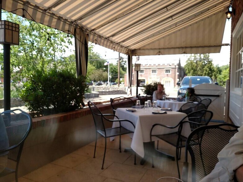 More Photos Of 203-223 E Putnam Ave, Cos Cob Restaurant For Lease