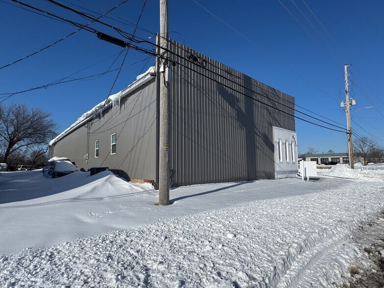 More Photos Of 415 S Kansas Ave, Olathe Warehouse For Lease