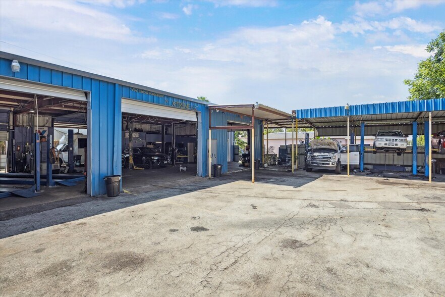 More Photos Of 8921 Daffodil Ave, Houston Auto Repair For Lease
