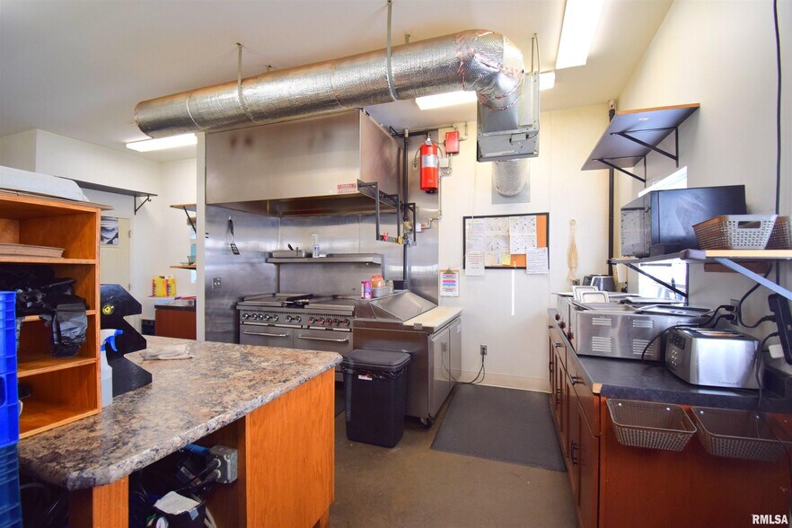 More Photos Of 102 N Park St, Sesser Restaurant For Sale