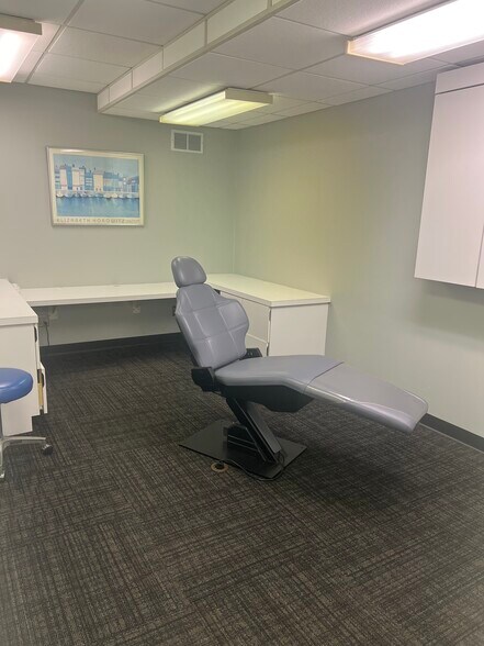 More Photos Of 7180 Hickman Rd, Windsor Heights Medical For Lease