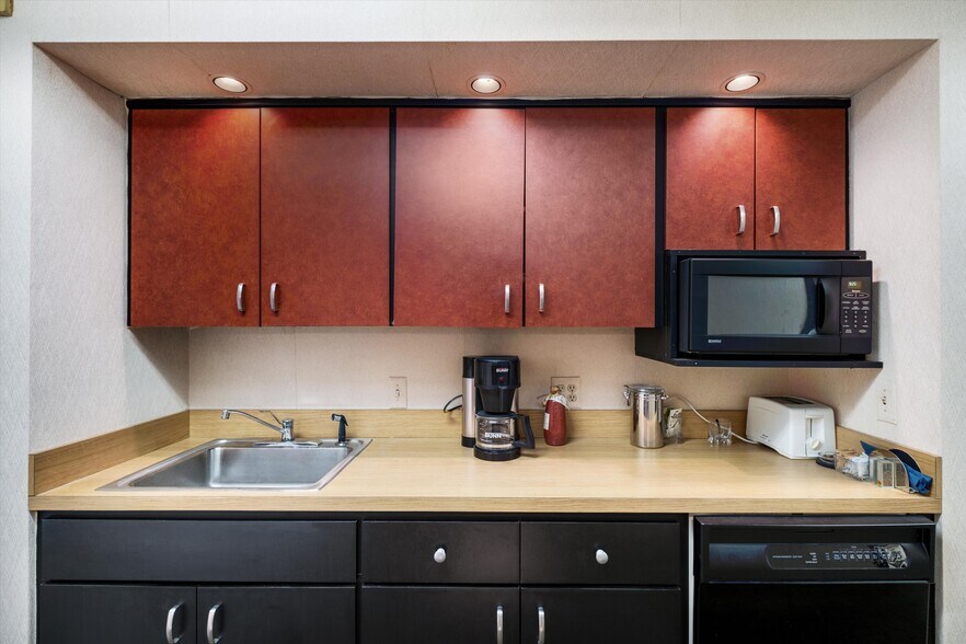 More Photos Of 18038 Mack Ave, Grosse Pointe Medical For Sale