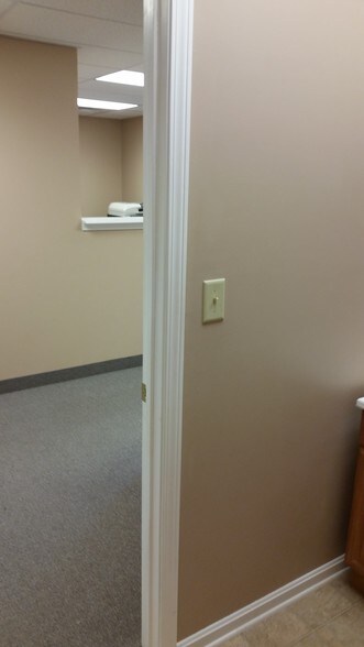 More Photos Of 601 N Shore Dr, Jeffersonville Medical For Sale