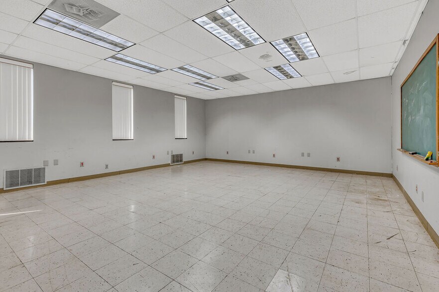 More Photos Of 620 E Weber Rd, Columbus Warehouse For Sale