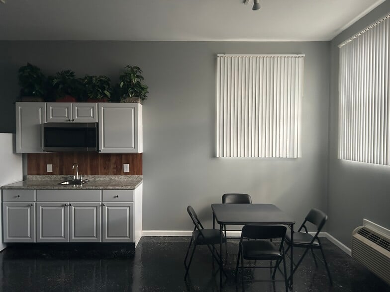 More Photos Of 1402 S 15th St, Louisville Light Distribution For Sale