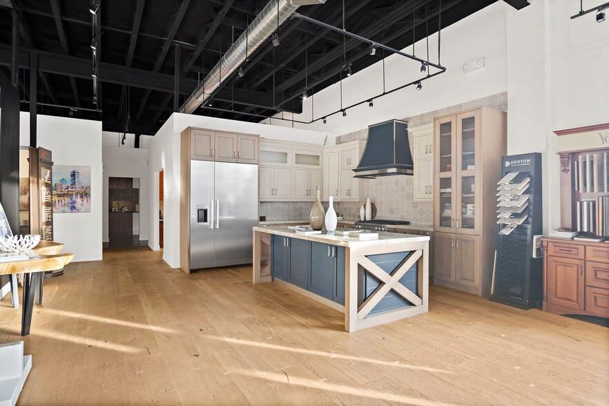 More Photos Of 47 Newbury St, Peabody Freestanding For Lease